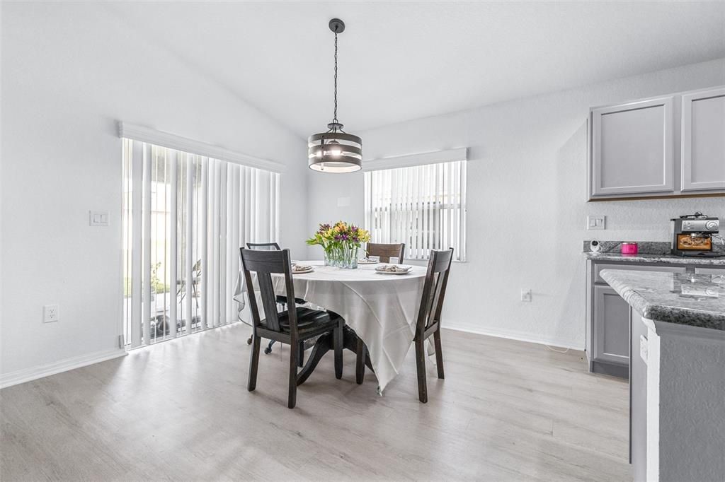 На продажу: $359,900 (4 спален, 2 ванн, 1763 Квадратных фут)
