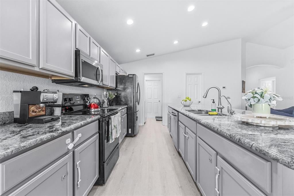 На продажу: $359,900 (4 спален, 2 ванн, 1763 Квадратных фут)