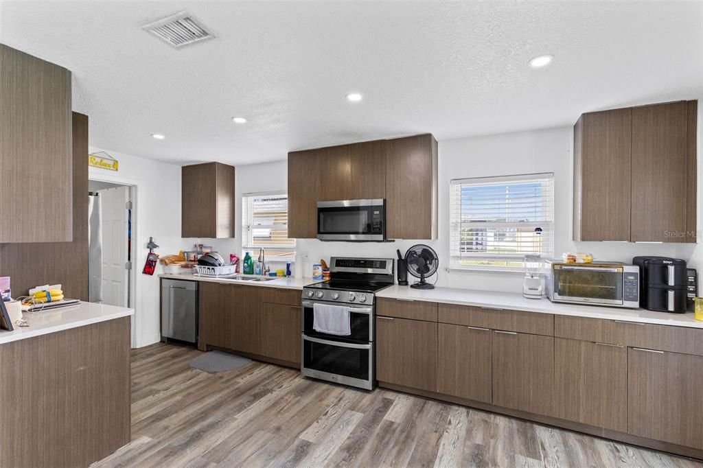 На продажу: $399,000 (5 спален, 2 ванн, 1762 Квадратных фут)