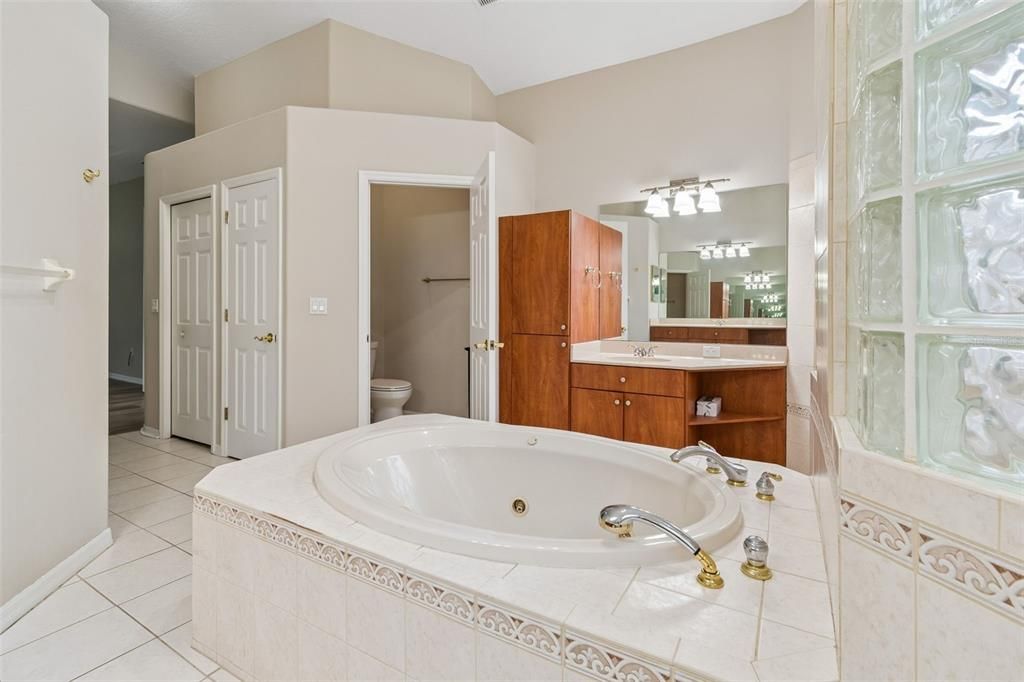 For Sale: $775,000 (4 beds, 3 baths, 2554 Square Feet)
