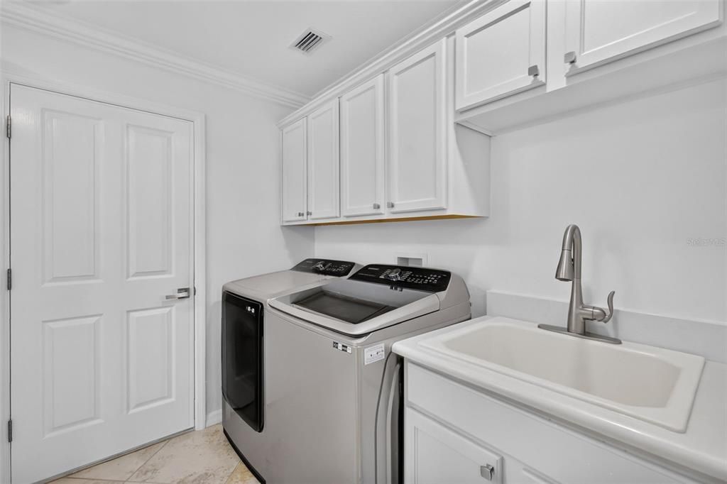 For Sale: $800,000 (3 beds, 2 baths, 2000 Square Feet)