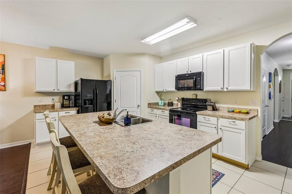 На продажу: $349,900 (4 спален, 2 ванн, 1830 Квадратных фут)