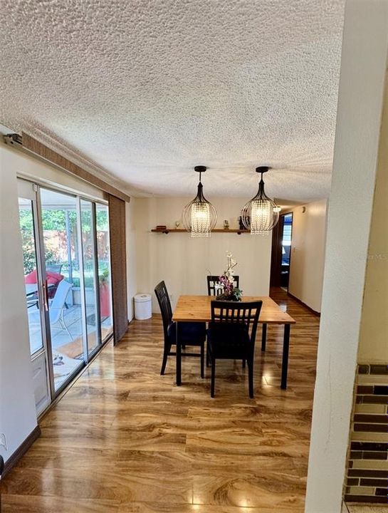 На продажу: $220,000 (2 спален, 2 ванн, 980 Квадратных фут)