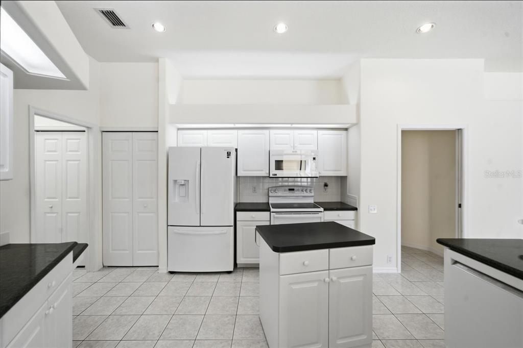 En Venta: $477,750 (4 camas, 3 baños, 2620 Pies cuadrados)
