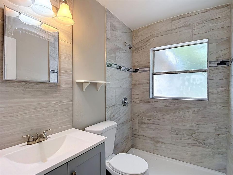 На продажу: $199,999 (2 спален, 1 ванн, 816 Квадратных фут)