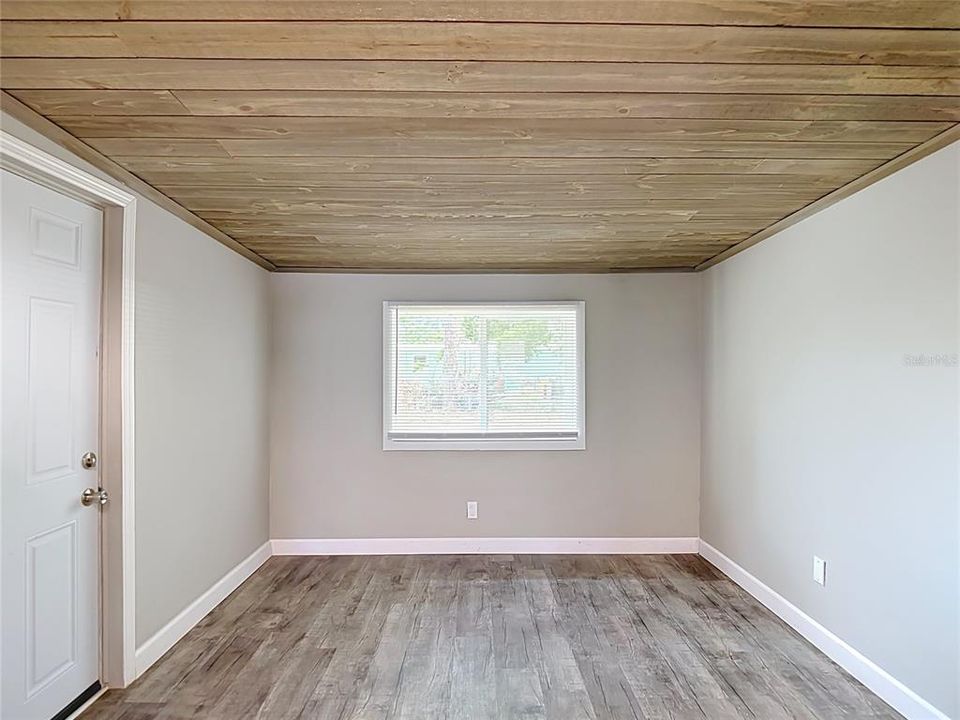 На продажу: $199,999 (2 спален, 1 ванн, 816 Квадратных фут)