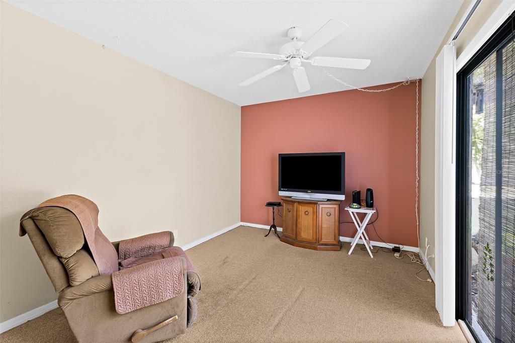 For Sale: $300,000 (2 beds, 1 baths, 1238 Square Feet)