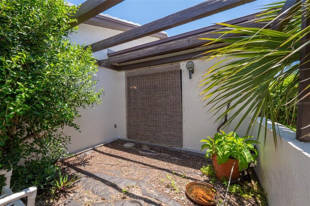 For Sale: $300,000 (2 beds, 1 baths, 1238 Square Feet)