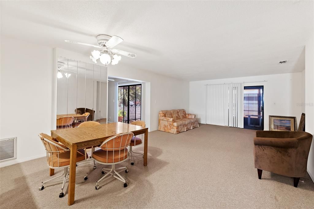 For Sale: $300,000 (2 beds, 1 baths, 1238 Square Feet)
