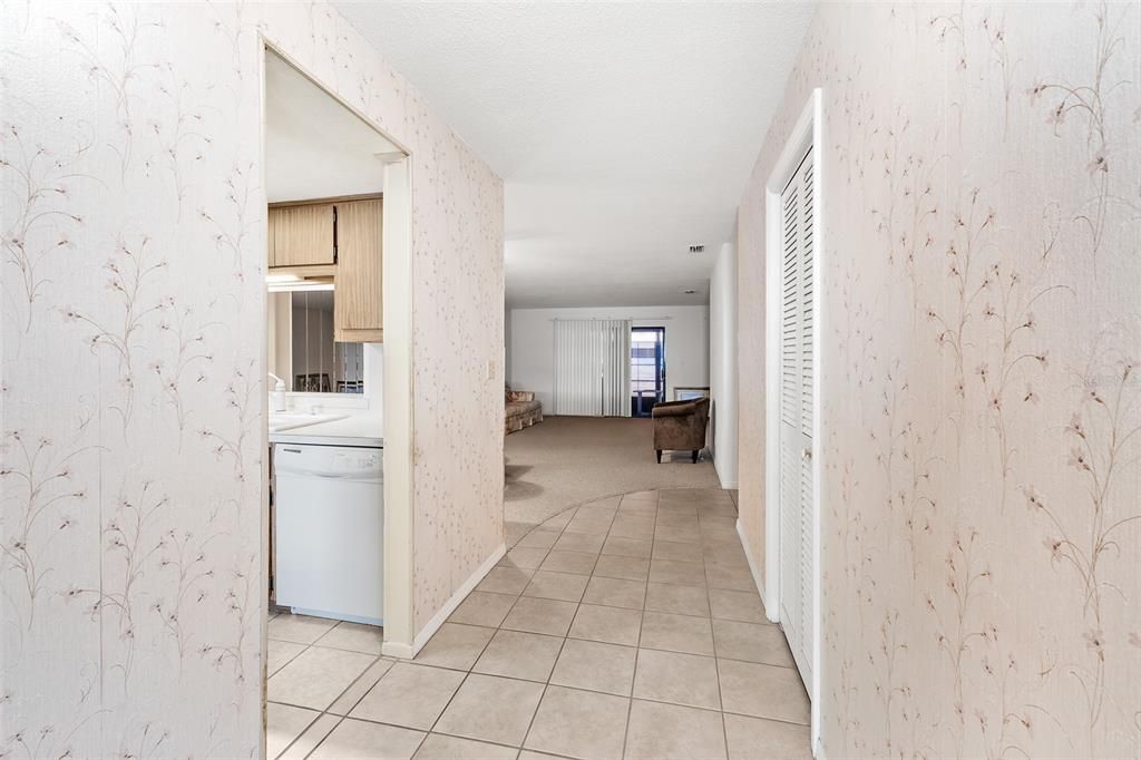 For Sale: $300,000 (2 beds, 1 baths, 1238 Square Feet)