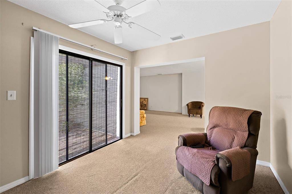 For Sale: $300,000 (2 beds, 1 baths, 1238 Square Feet)