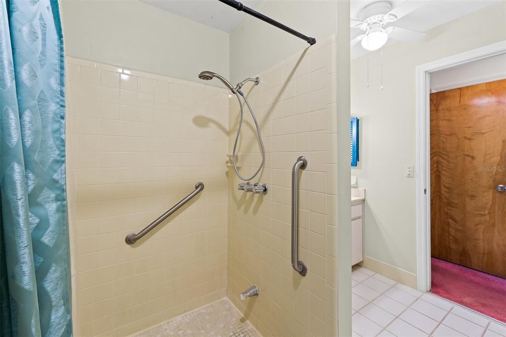 For Sale: $300,000 (2 beds, 1 baths, 1238 Square Feet)