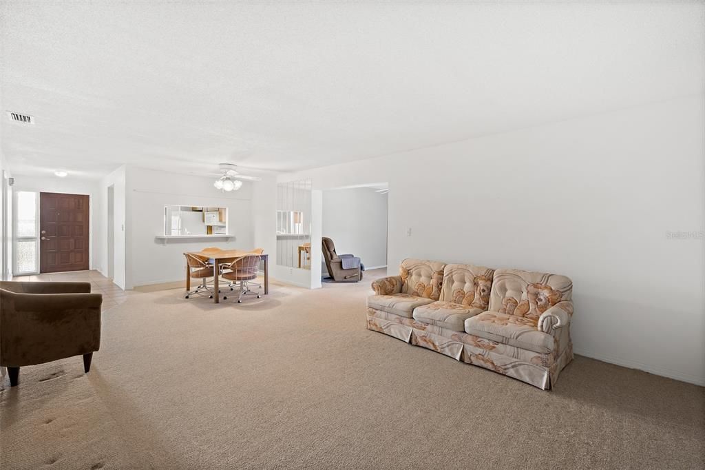 For Sale: $300,000 (2 beds, 1 baths, 1238 Square Feet)