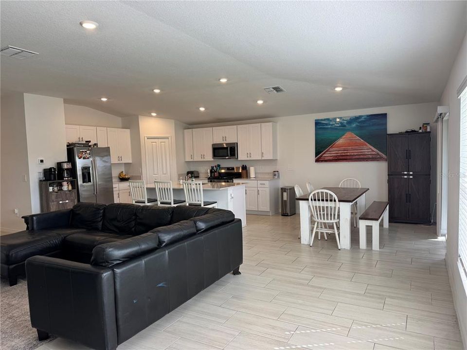 En Venta: $389,900 (4 camas, 2 baños, 1935 Pies cuadrados)