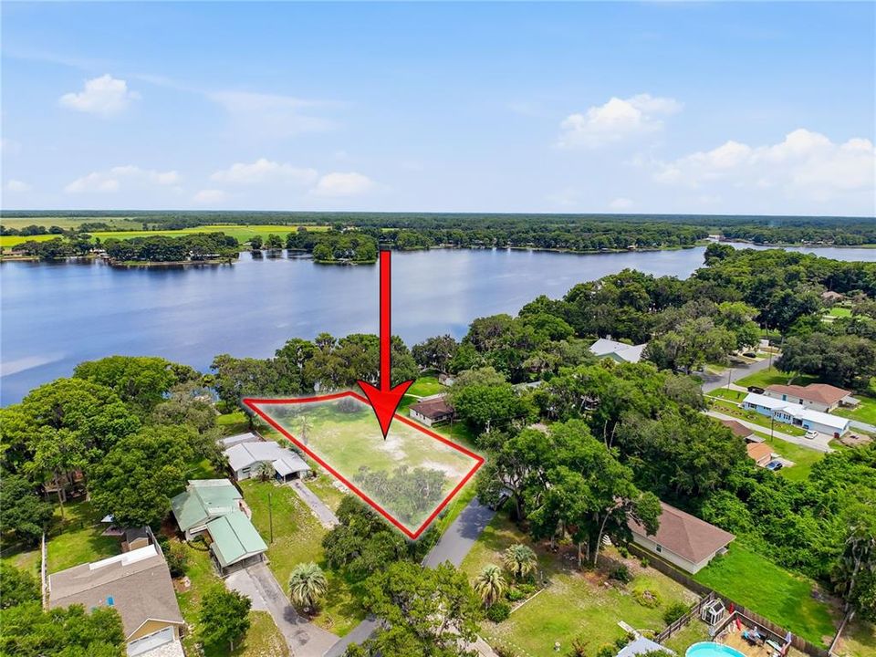 На продажу: $300,000 (0.57 acres)