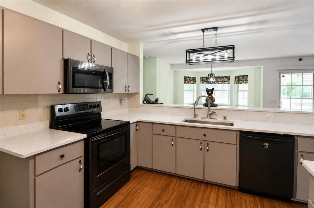 На продажу: $325,000 (3 спален, 2 ванн, 1763 Квадратных фут)