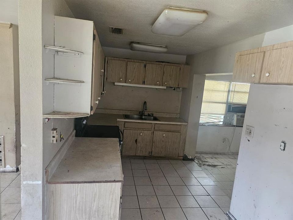 На продажу: $175,000 (3 спален, 1 ванн, 1296 Квадратных фут)