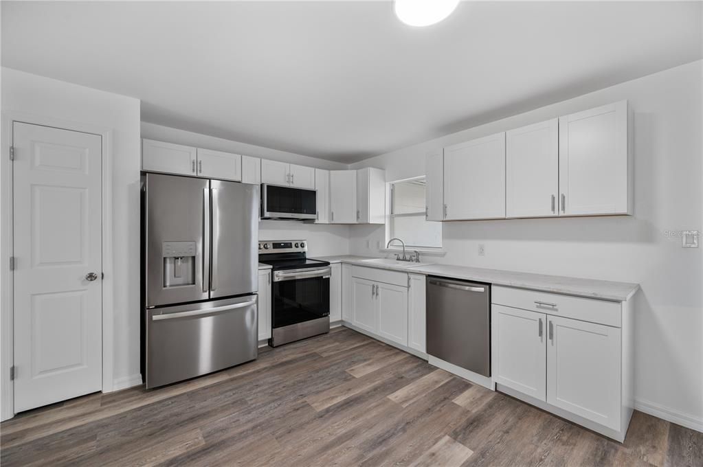 На продажу: $325,000 (3 спален, 2 ванн, 1302 Квадратных фут)