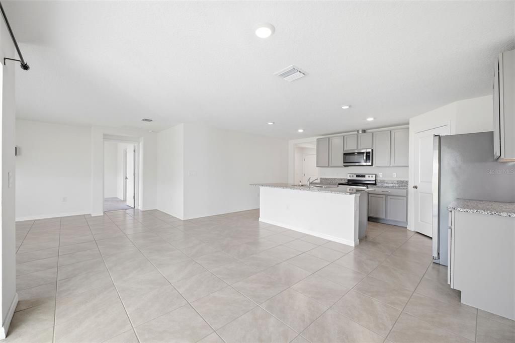 En Venta: $345,000 (4 camas, 2 baños, 1828 Pies cuadrados)