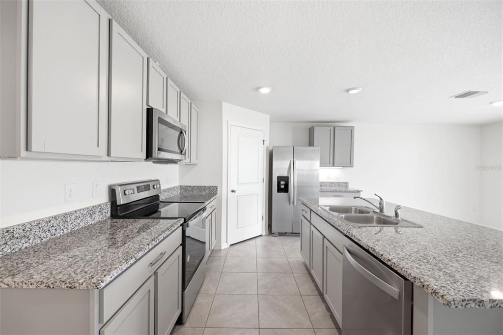 En Venta: $345,000 (4 camas, 2 baños, 1828 Pies cuadrados)