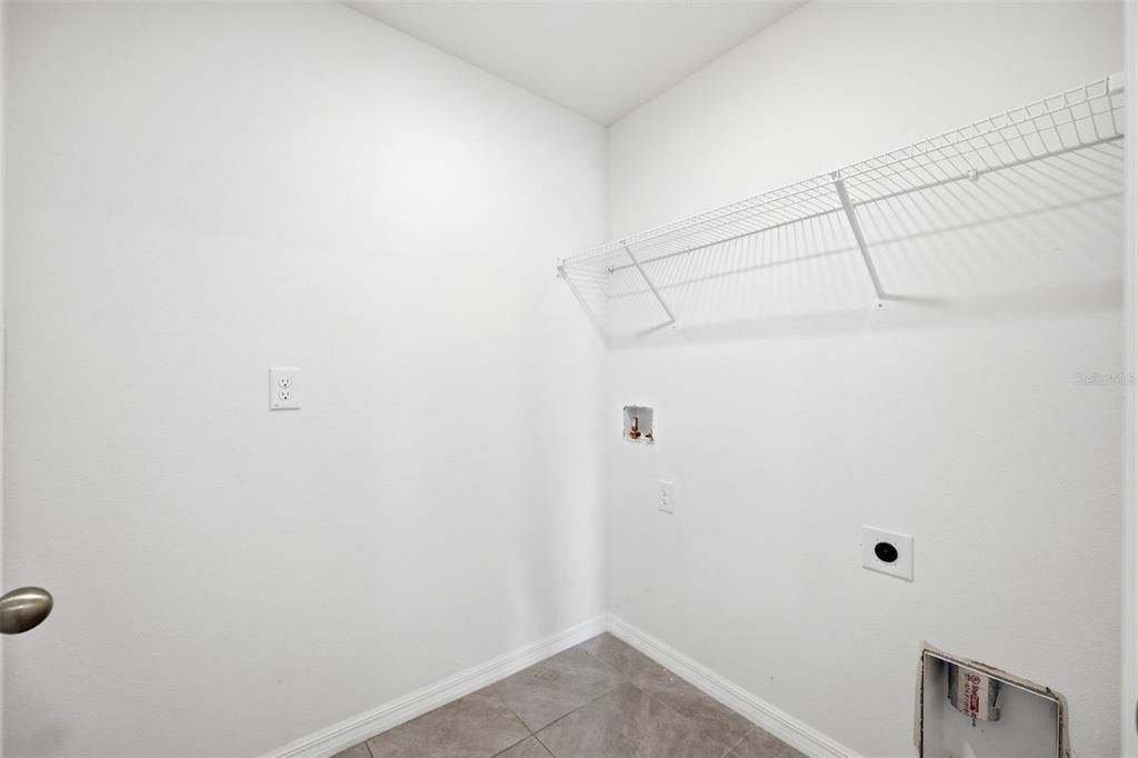 En Venta: $345,000 (4 camas, 2 baños, 1828 Pies cuadrados)