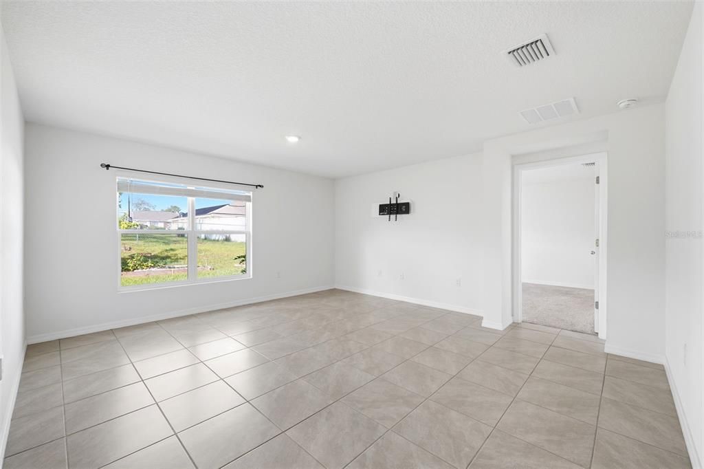 En Venta: $345,000 (4 camas, 2 baños, 1828 Pies cuadrados)