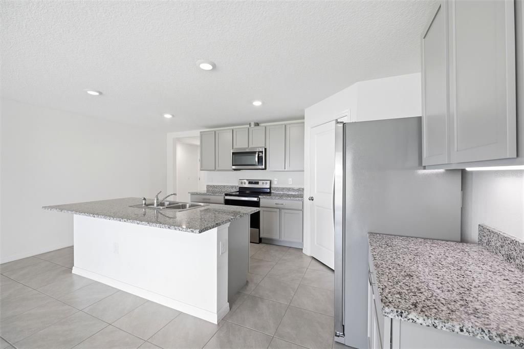 En Venta: $345,000 (4 camas, 2 baños, 1828 Pies cuadrados)