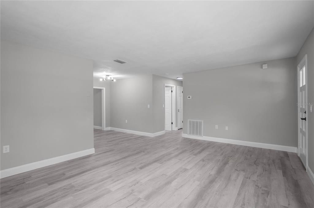 For Sale: $194,900 (2 beds, 1 baths, 1108 Square Feet)