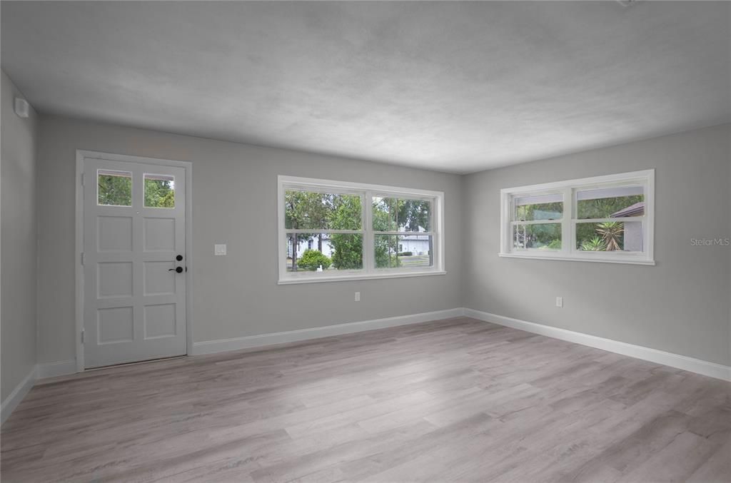 For Sale: $194,900 (2 beds, 1 baths, 1108 Square Feet)