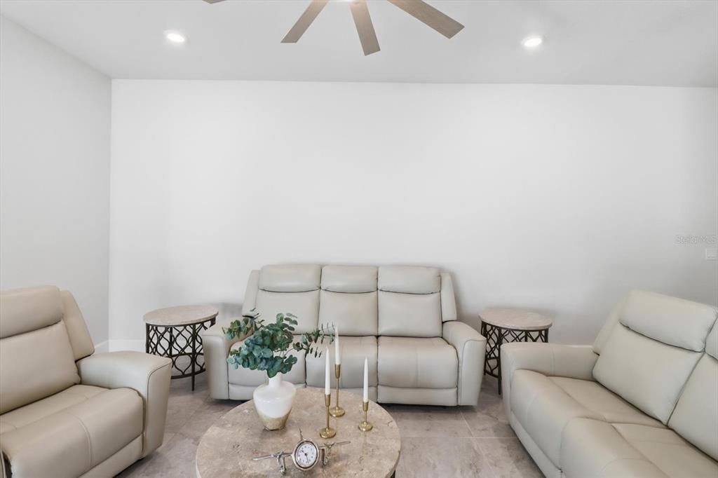 En Venta: $350,000 (3 camas, 2 baños, 1970 Pies cuadrados)