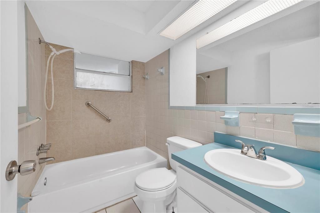 На продажу: $207,500 (2 спален, 2 ванн, 1107 Квадратных фут)