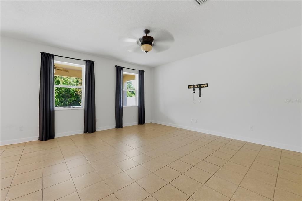 На продажу: $419,900 (4 спален, 2 ванн, 2245 Квадратных фут)