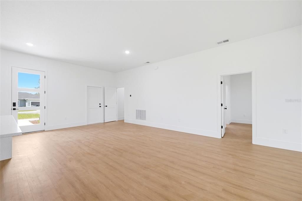 На продажу: $335,000 (4 спален, 2 ванн, 1799 Квадратных фут)