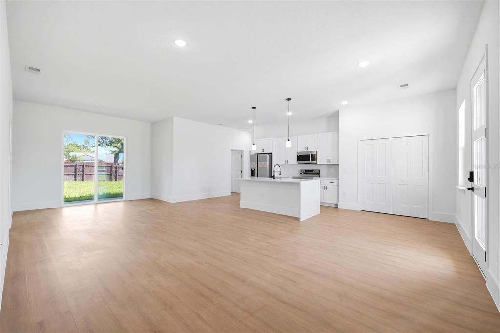 На продажу: $335,000 (4 спален, 2 ванн, 1799 Квадратных фут)