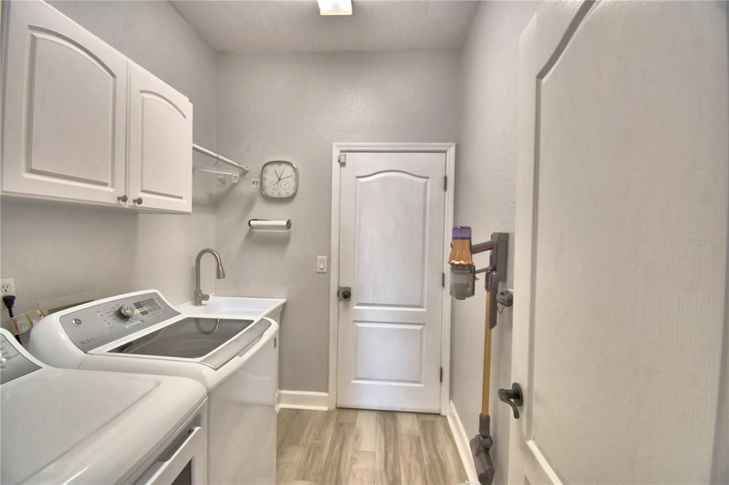 For Sale: $374,000 (3 beds, 2 baths, 1893 Square Feet)