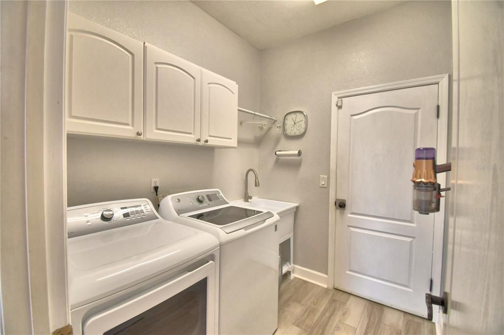 For Sale: $374,000 (3 beds, 2 baths, 1893 Square Feet)