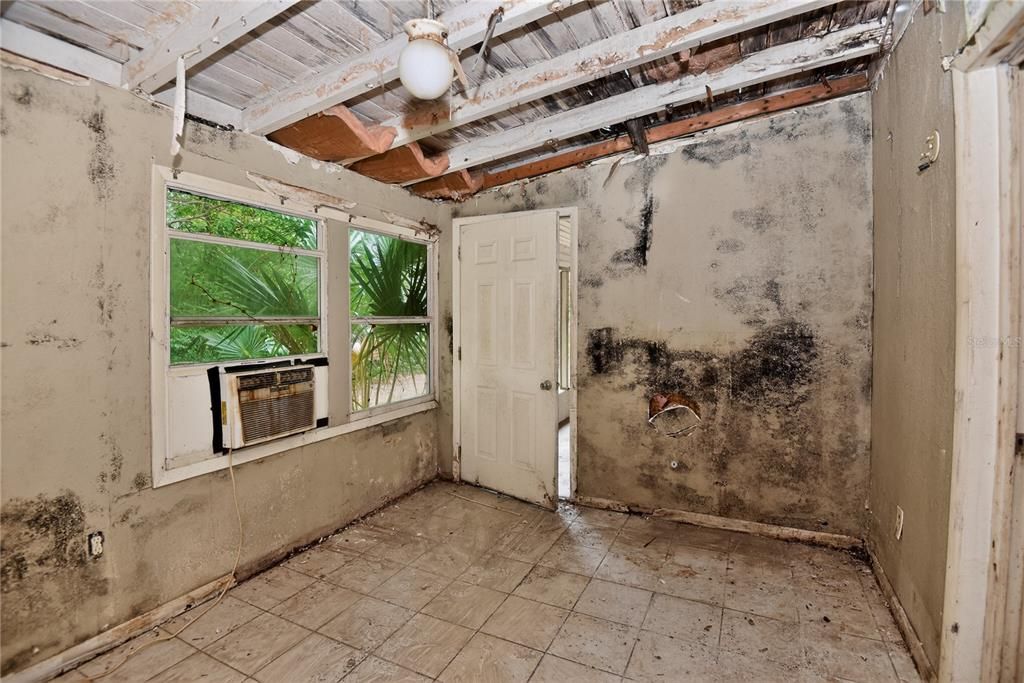 На продажу: $125,000 (2 спален, 1 ванн, 816 Квадратных фут)