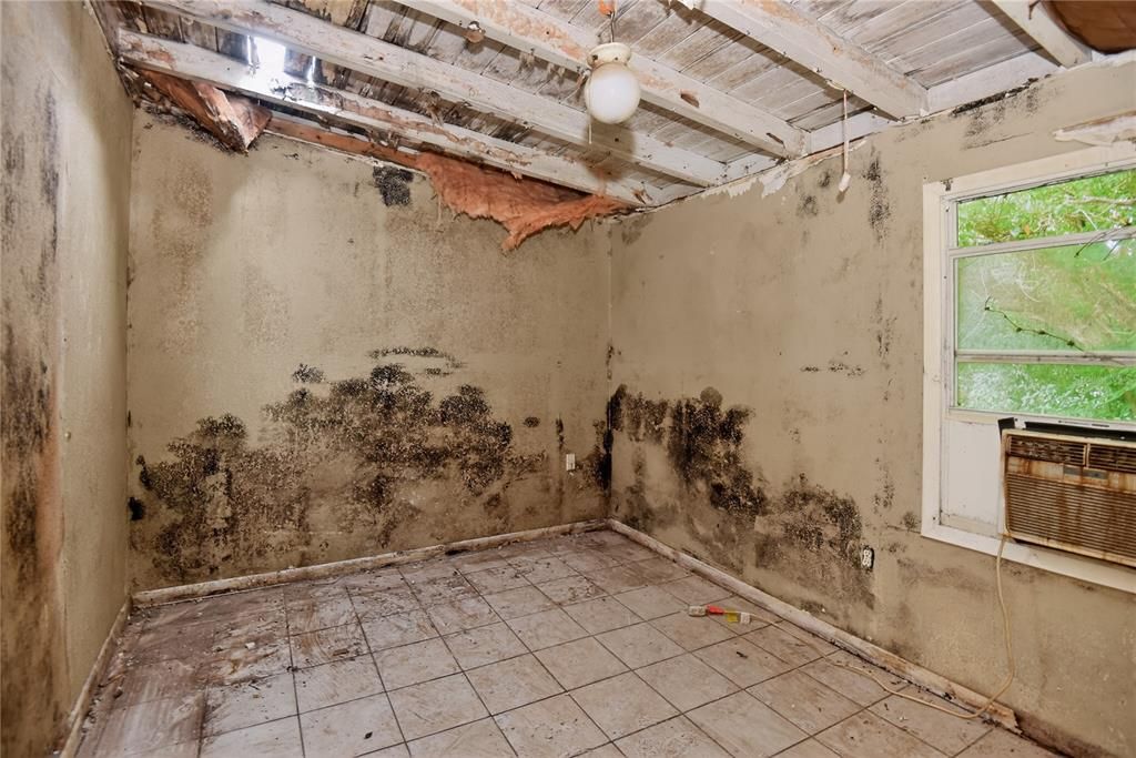 На продажу: $125,000 (2 спален, 1 ванн, 816 Квадратных фут)