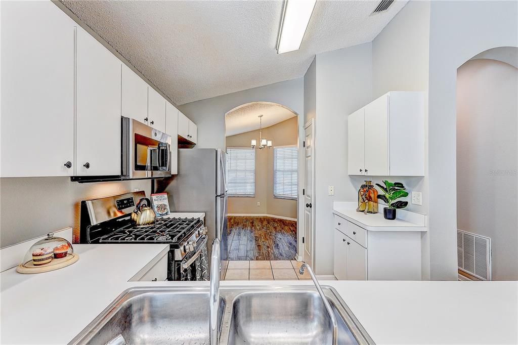 En Venta: $305,000 (3 camas, 2 baños, 1324 Pies cuadrados)