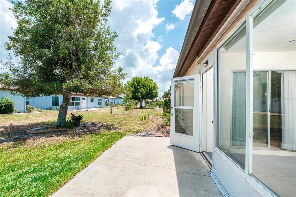 For Sale: $145,000 (2 beds, 1 baths, 884 Square Feet)