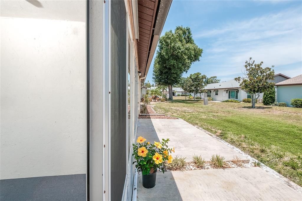 For Sale: $145,000 (2 beds, 1 baths, 884 Square Feet)