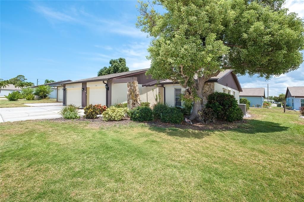 For Sale: $145,000 (2 beds, 1 baths, 884 Square Feet)