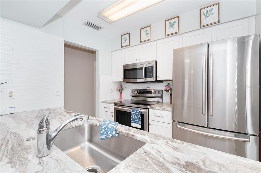 For Sale: $145,000 (2 beds, 1 baths, 884 Square Feet)