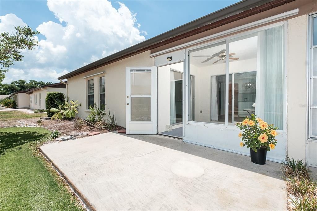 For Sale: $145,000 (2 beds, 1 baths, 884 Square Feet)