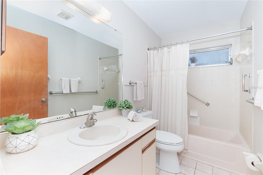 For Sale: $145,000 (2 beds, 1 baths, 884 Square Feet)