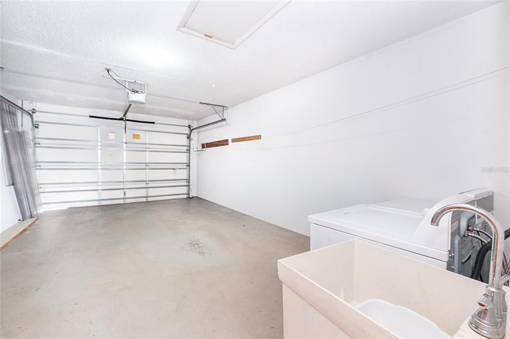 For Sale: $145,000 (2 beds, 1 baths, 884 Square Feet)