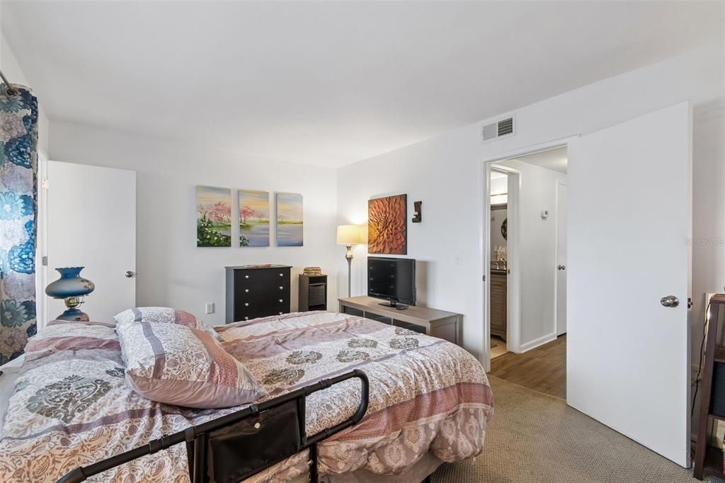 For Sale: $112,000 (2 beds, 2 baths, 950 Square Feet)
