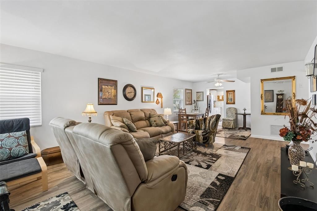 For Sale: $112,000 (2 beds, 2 baths, 950 Square Feet)