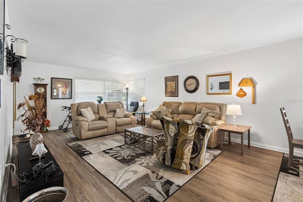 For Sale: $112,000 (2 beds, 2 baths, 950 Square Feet)