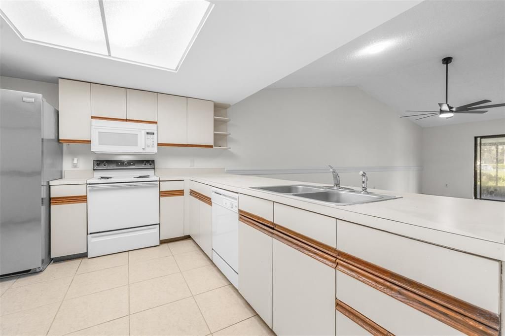 For Sale: $199,990 (2 beds, 2 baths, 1166 Square Feet)